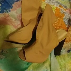 Peep toe and heel high heel